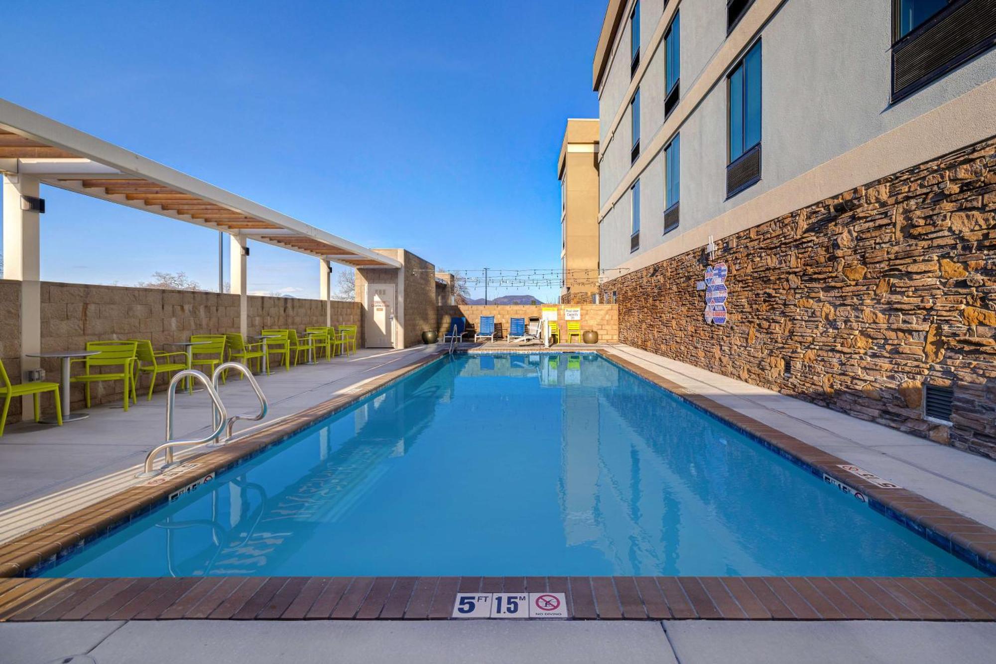 Home2 Suites By Hilton Redding Exterior photo